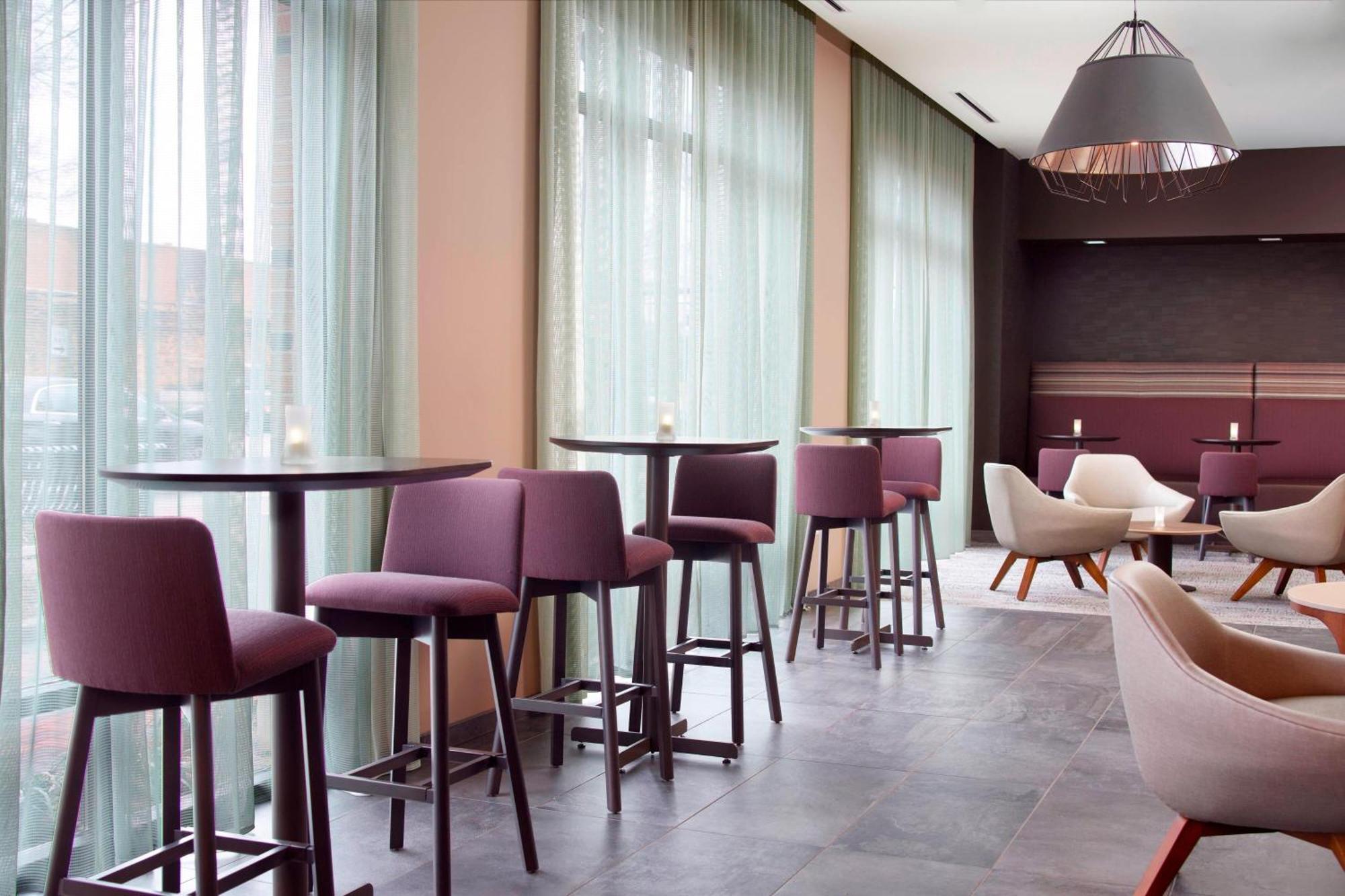 Courtyard By Marriott Lagrange Hotel Kültér fotó
